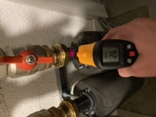 Messen eines Drucks an einer Rohrverbindung mit Ventil in einer Haustechnikinstallation