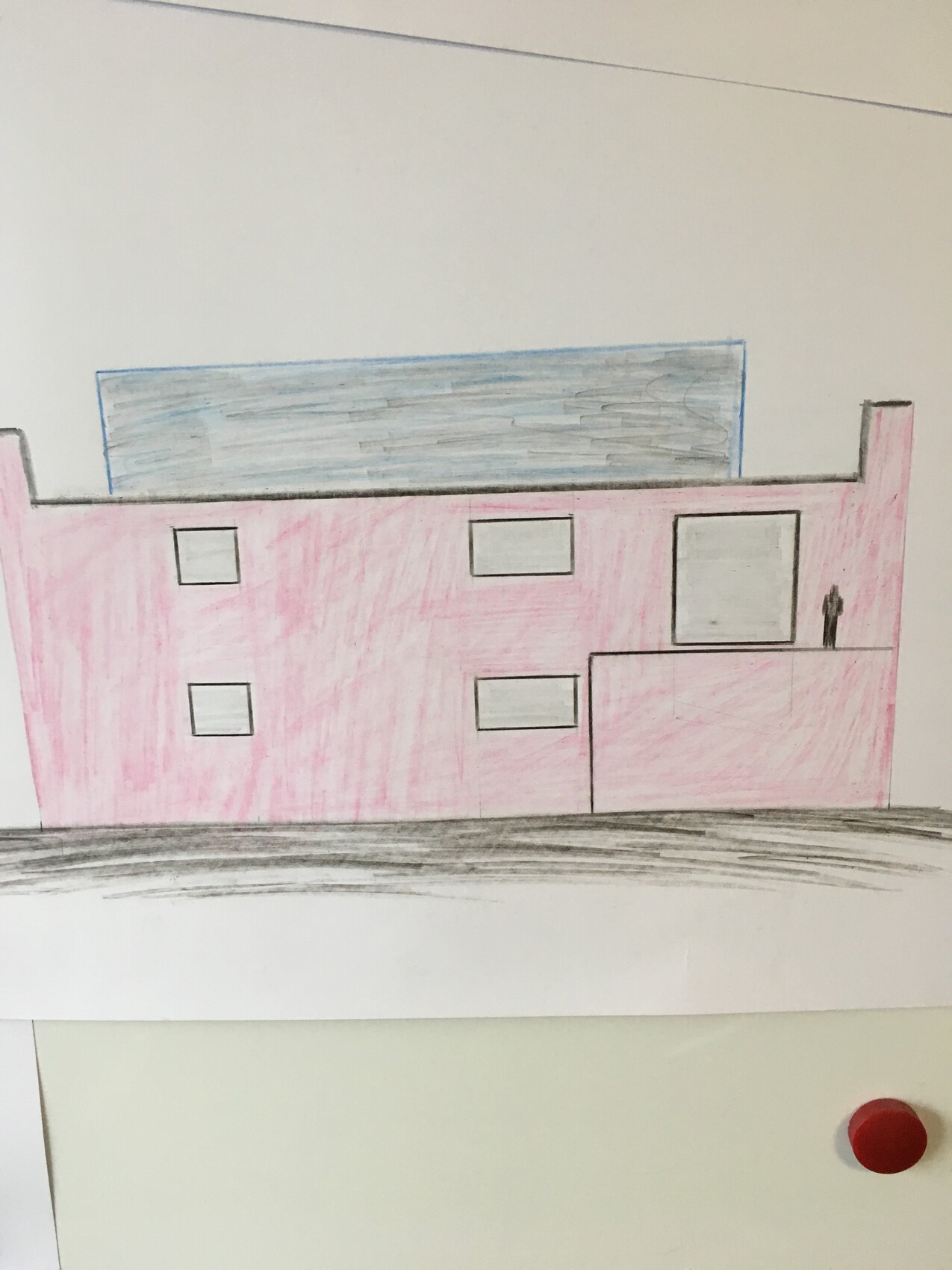 Kunstzeichnung eines pinken Gebäudes mit Fenstern, blauem Hintergrund und einer Person auf Balkon.