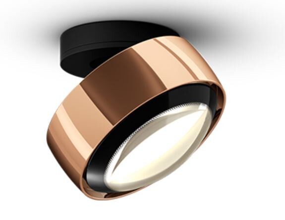 Nahaufnahme eines roségoldenen Rings mit schwarzer Innenkante