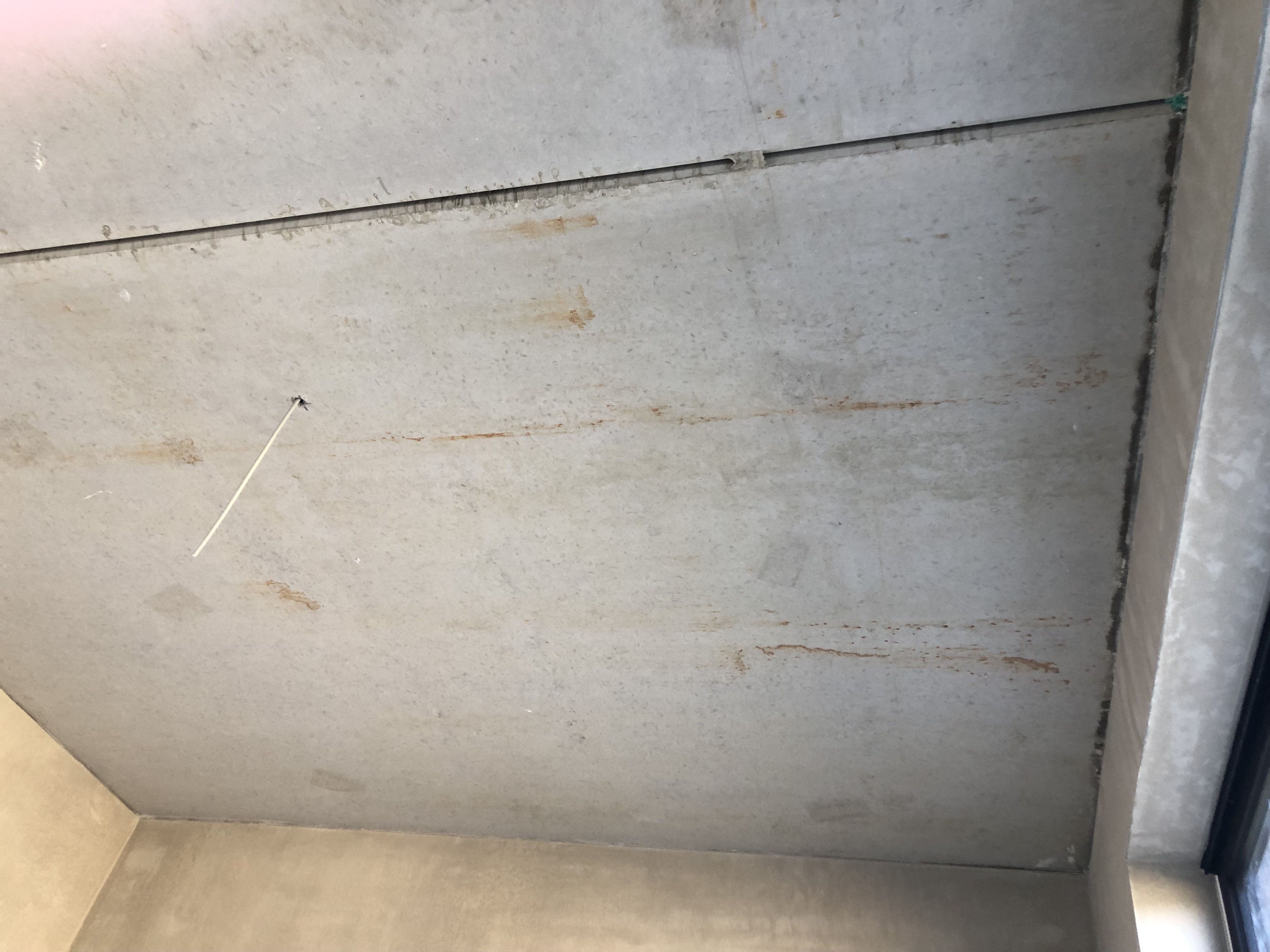 rostflecken-und-abdruecke-auf-betondecke-621876-2.jpg