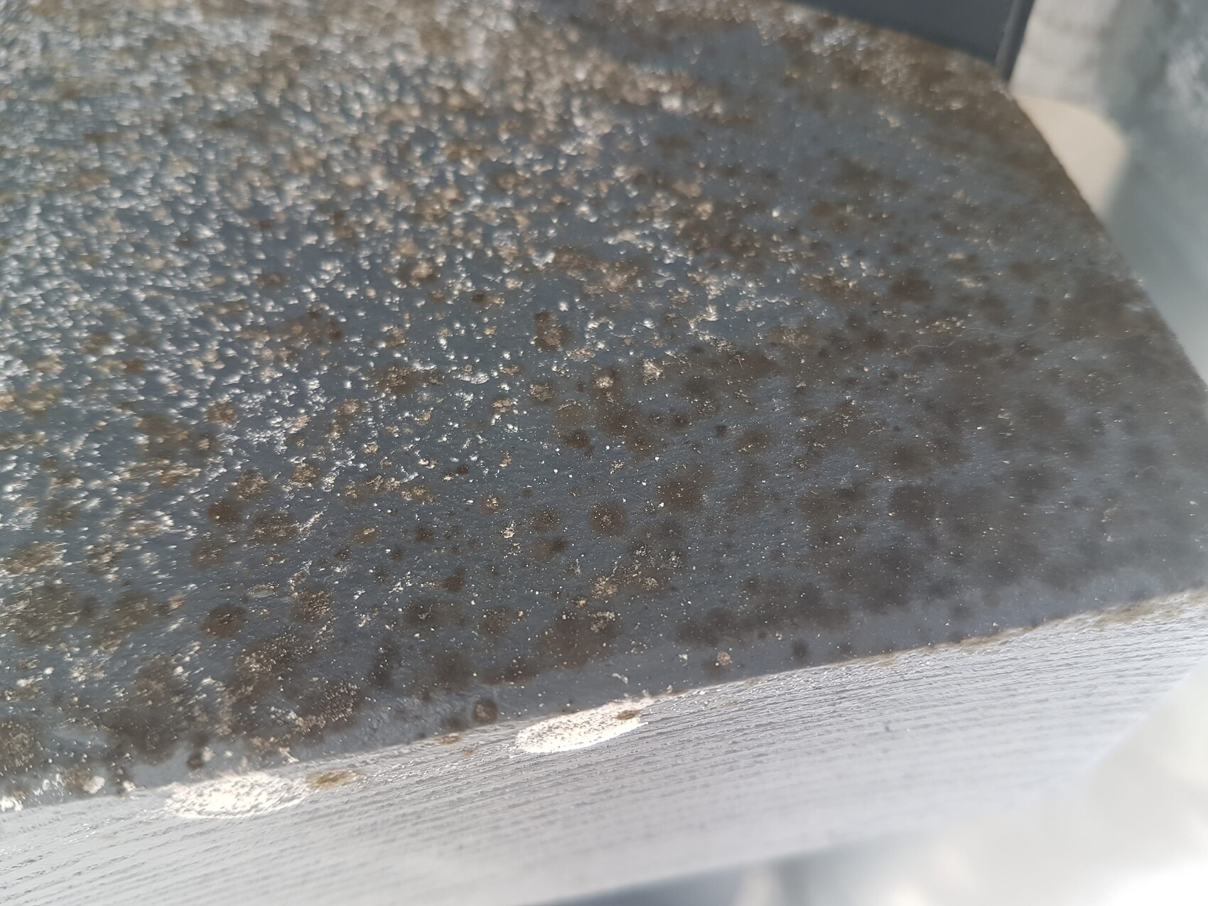 Nahaufnahme einer rostigen Metalloberfläche mit vielen Rostflecken.