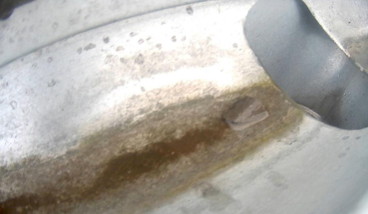 Nahaufnahme einer rostigen Metalloberflaeche mit braunen Flecken und Korrosion