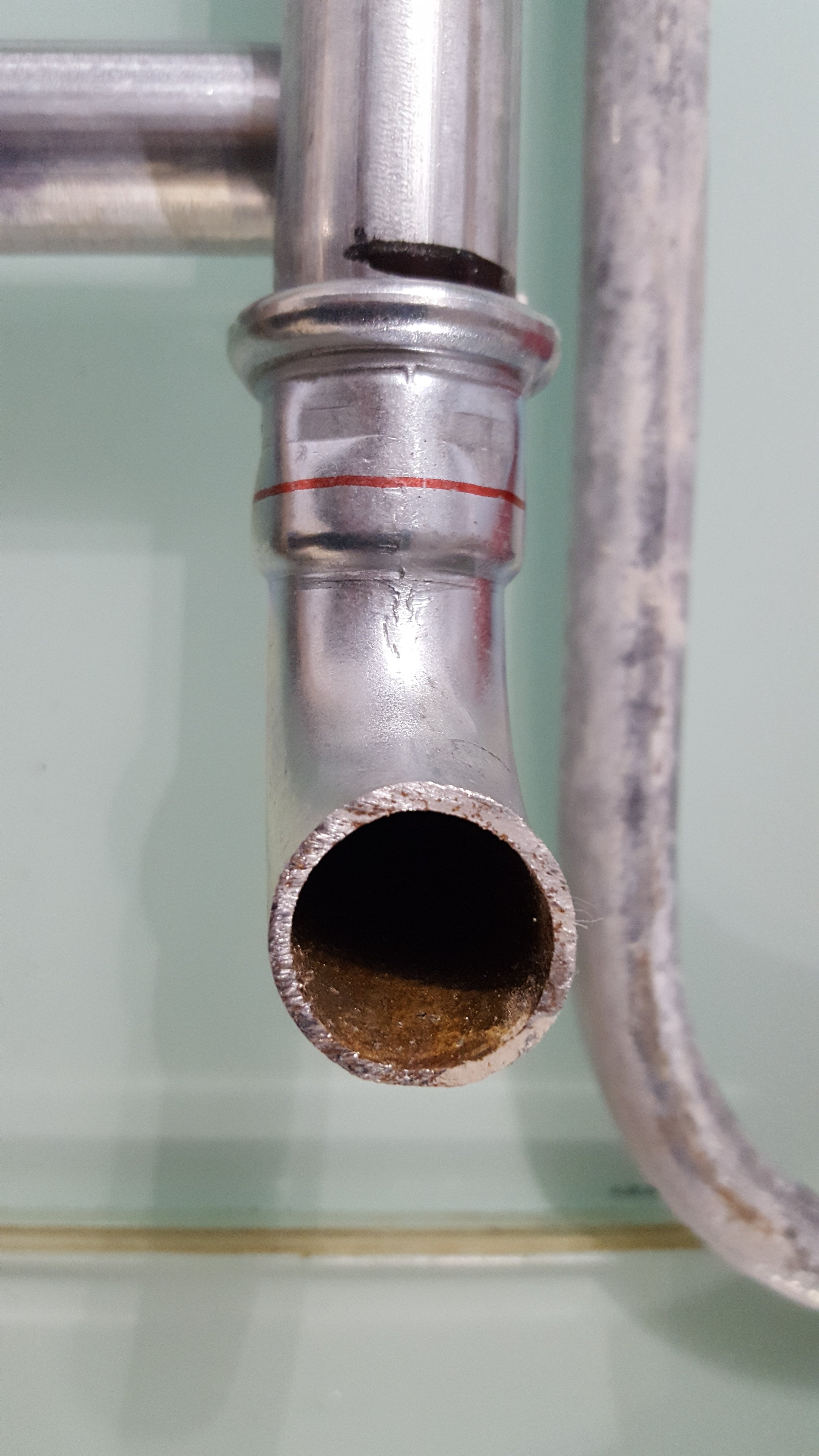 rostiges-heizungswasser-mit-verfaerbungen-entdeckt-306039-2.jpg