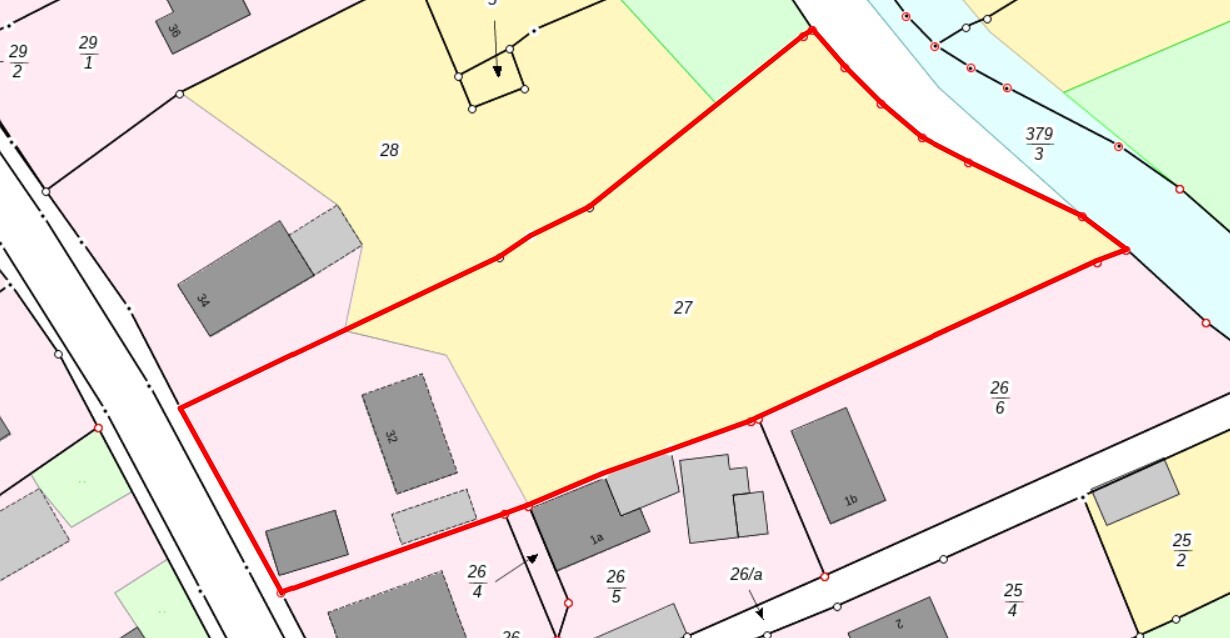 Kadastrale Karte mit roter Grundstücksgrenze und angrenzenden Gebäuden