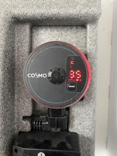 Runder Cosmo-Digitalzähler mit roter Anzeige in grauer Gehäusemulde; MODE-Taste unten.