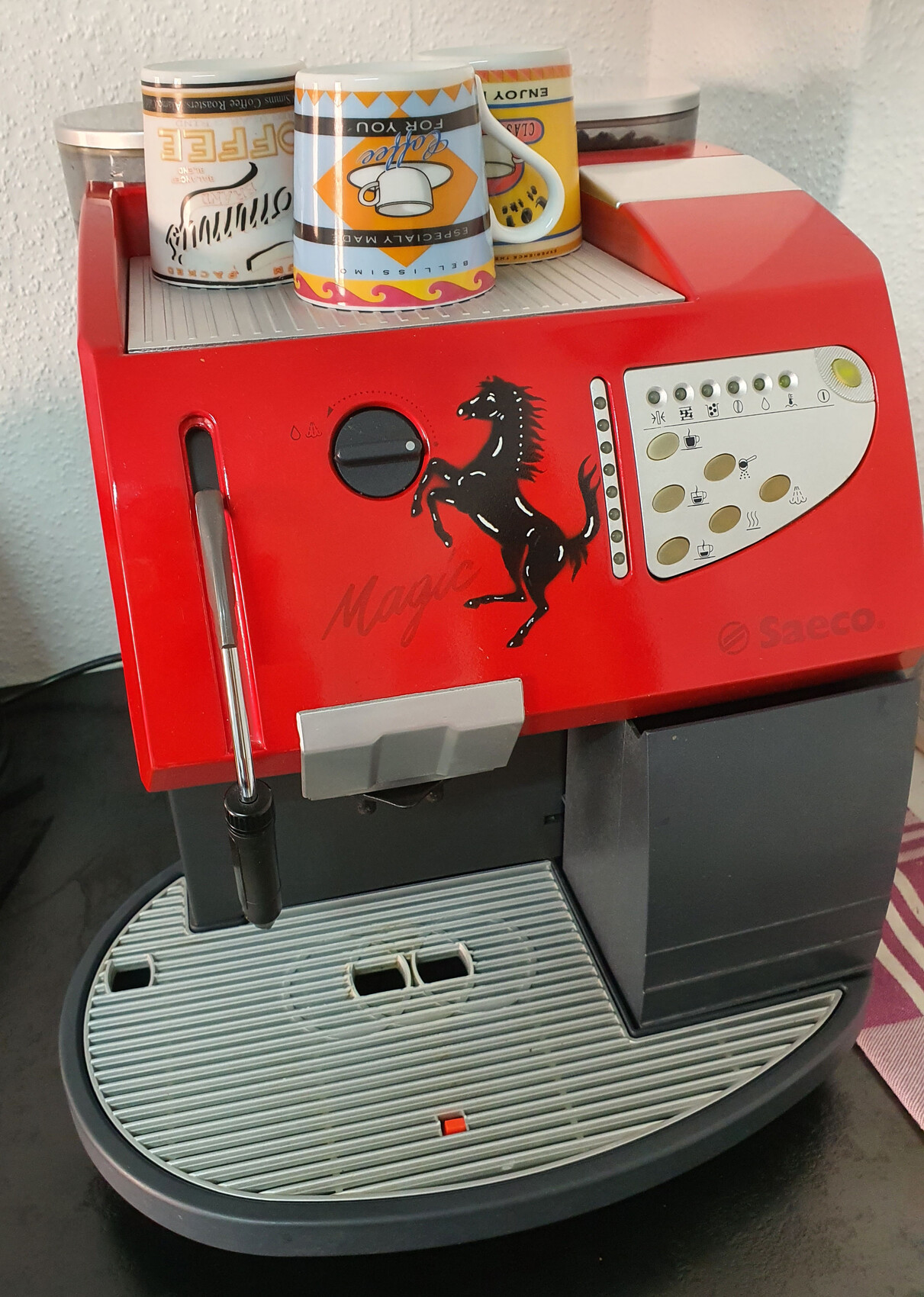 roter-kaffeeautomat-espresso-maschine-mit-cups.jpg
