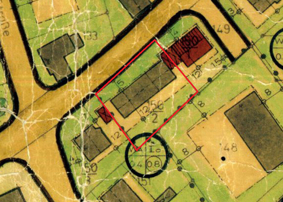 Lageplan eines Wohnviertels mit gelben Straßen, grünen Flächen und rot markiertem Grundstück