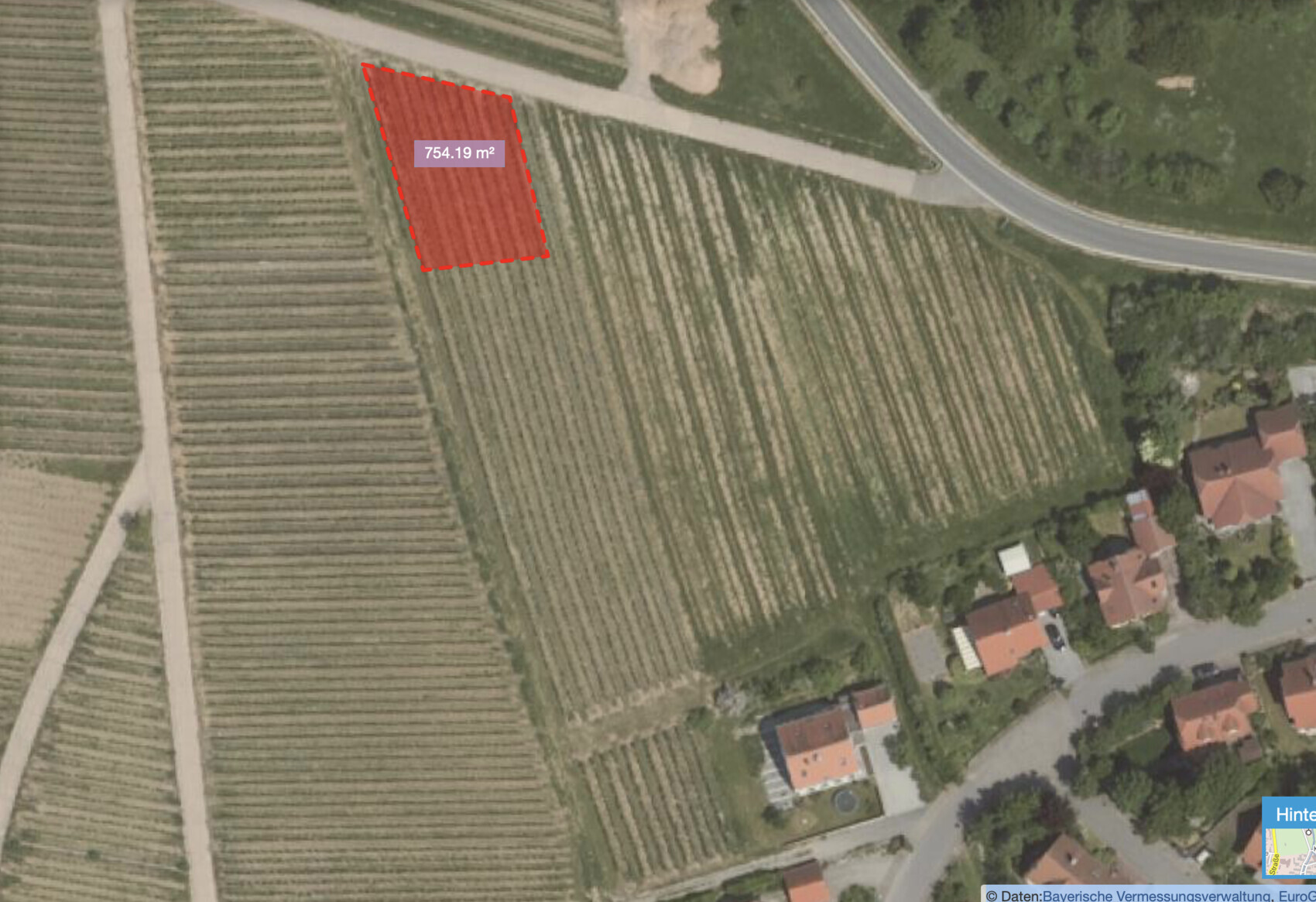 Luftbild: roter, gestrichelter Feldabschnitt (754,19 m²) nahe einer Straße.