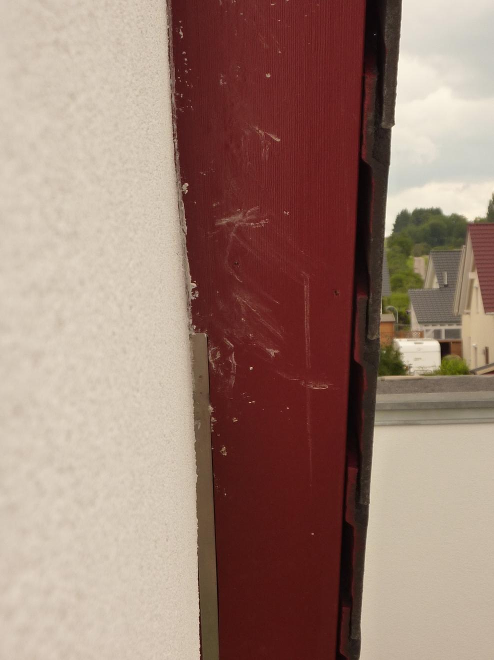 roter-tuerrahmen-aussenansicht-schaeden.jpg