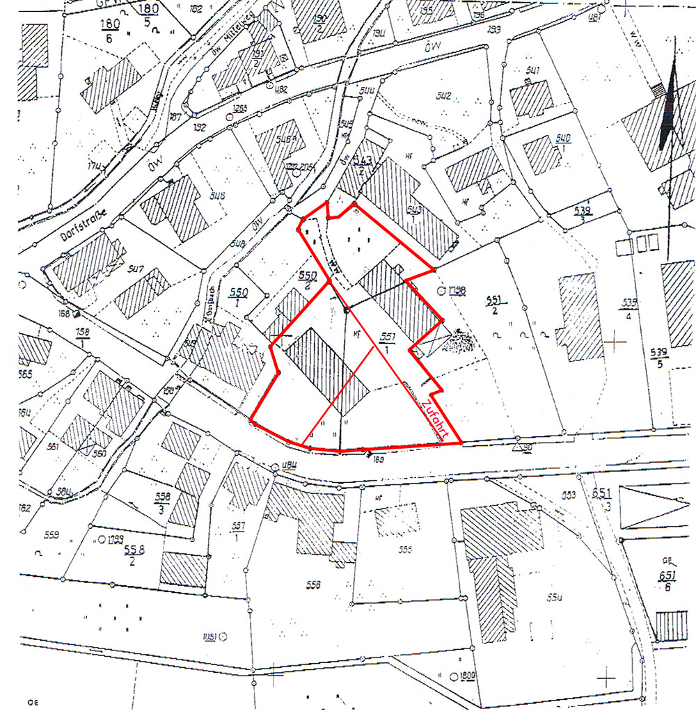 Katastralplan: rote Umrandung markiert ein Grundstück; Straßenverlauf und Zufahrt sichtbar.