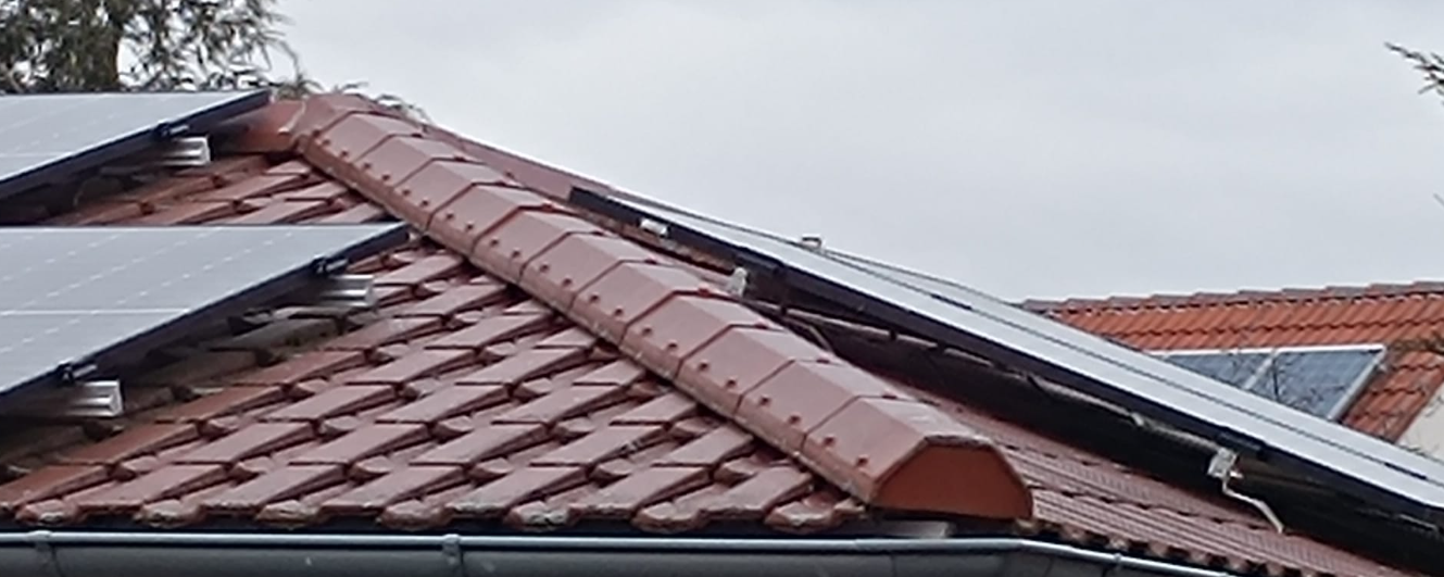 rotes-dach-mit-solarmodulen.png