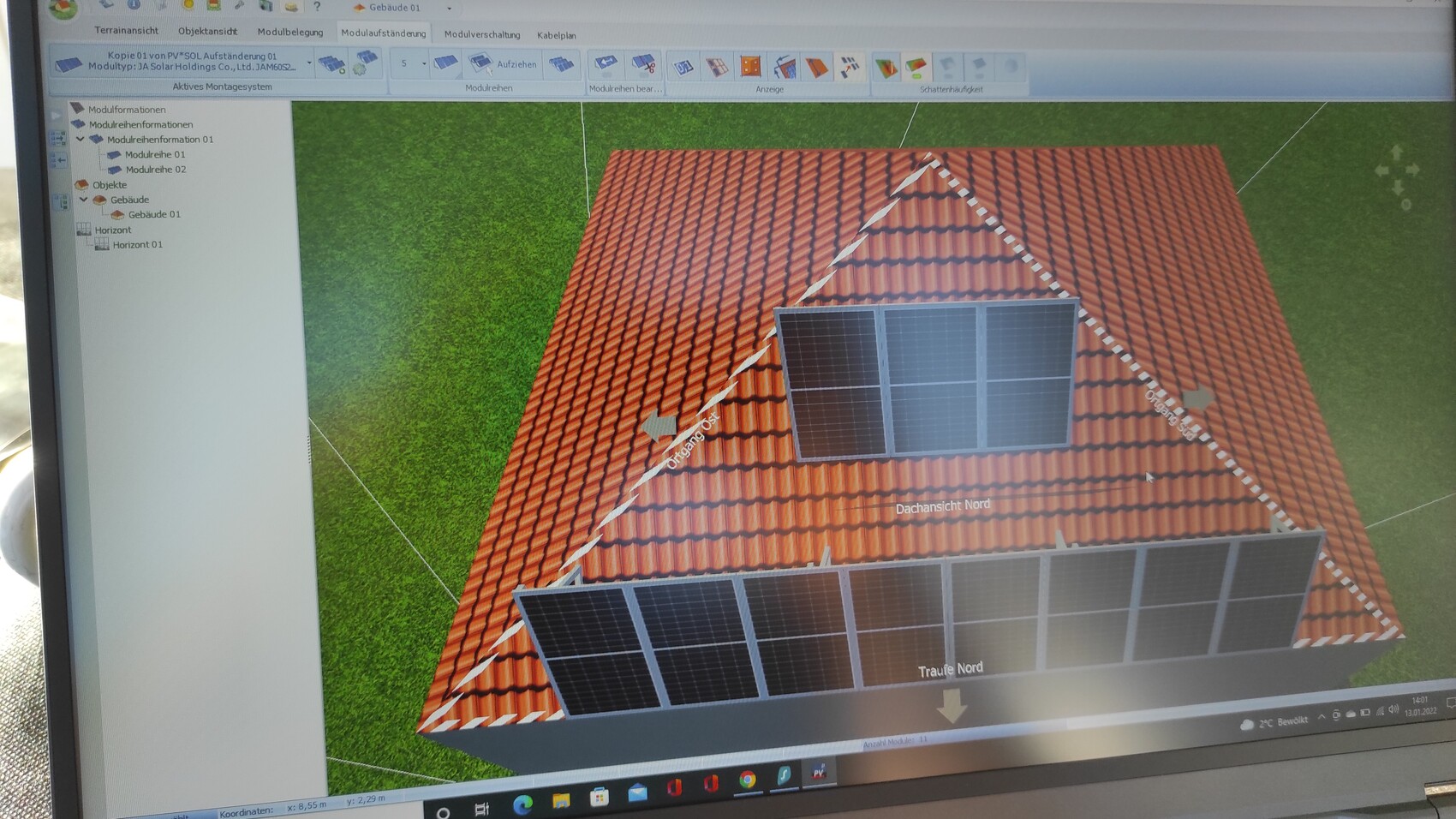 Vogelperspektive: rotes Ziegel-Dach mit Solarmodulen, CAD-Ansicht.