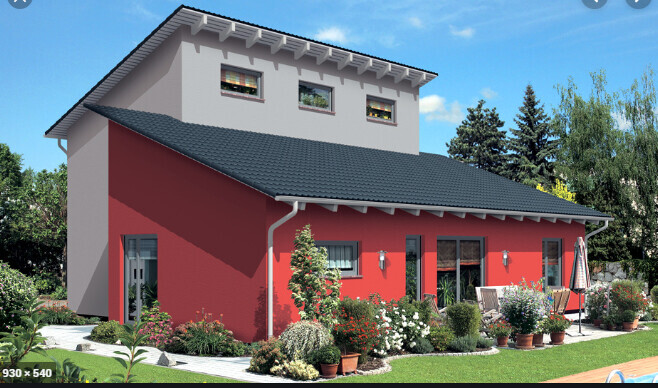 Modernes zweigeschossiges rotes Haus mit grauem Ziegeldach, Terrasse und Topfpflanzen.