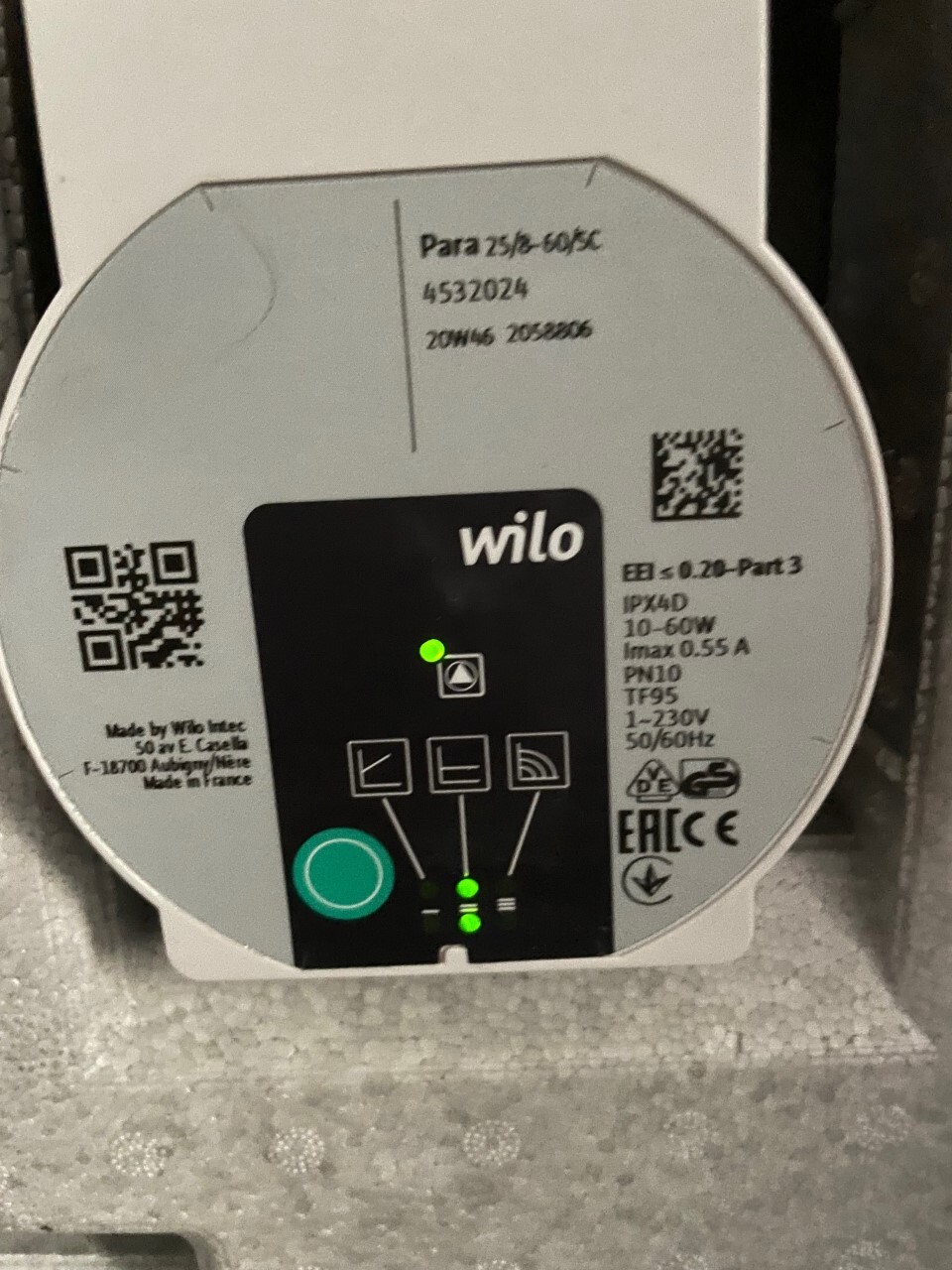 Rundes Wilo-Pumpensteuergerät mit QR-Codes und grünen LEDs.