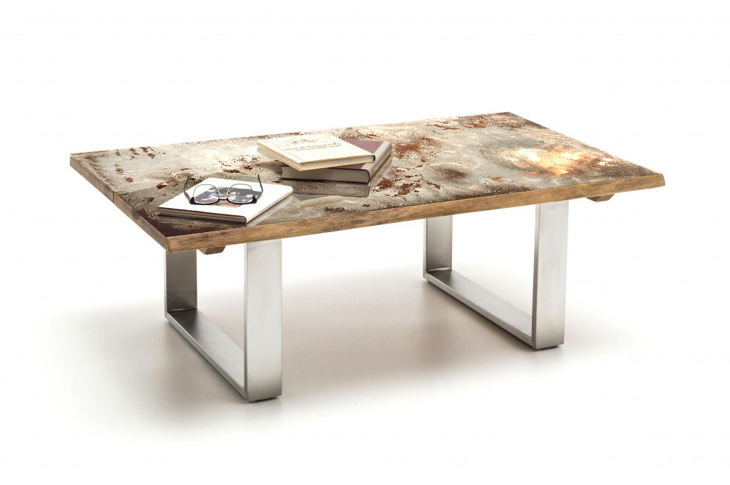 Rostiger Metalltisch mit Beinen, Brille und Büchern darauf