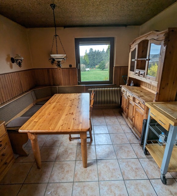 rustikale-kueche-mit-holzmoebel-grosser-tisch-im-altbau.jpg