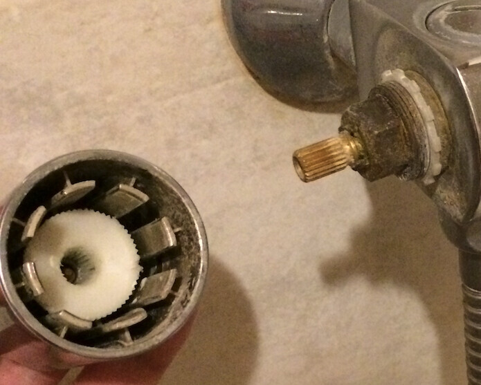Wasserhahn mit ausgebautem Aerator und sichtbarem Zahnradrad