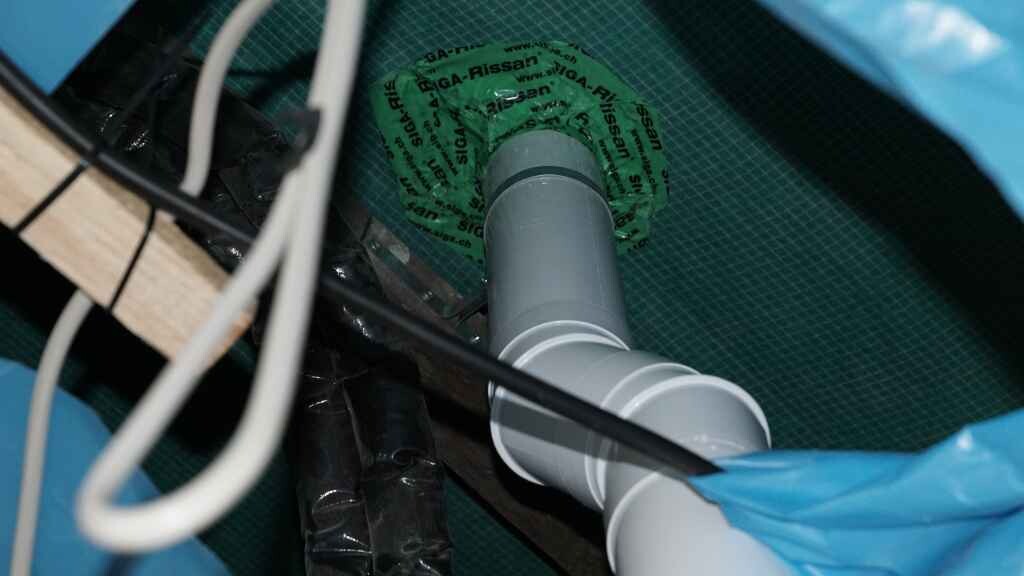PVC-Rohre und Sanitärinstallation im Bad während Bauarbeiten