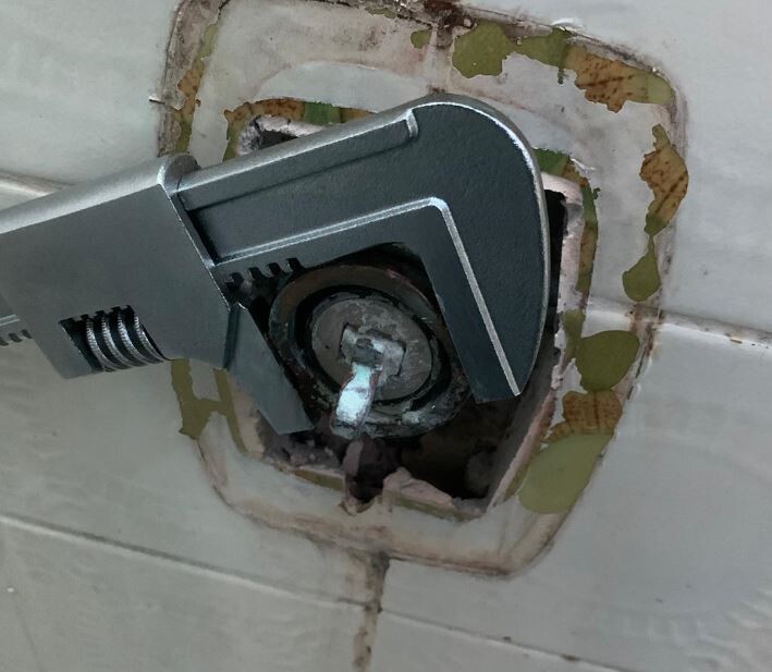 sanitaer-installation-reparatur-im-bad.JPG