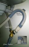 Nahaufnahme eines Sanitärrohranschlusses mit Ventil und flexiblem Schlauch