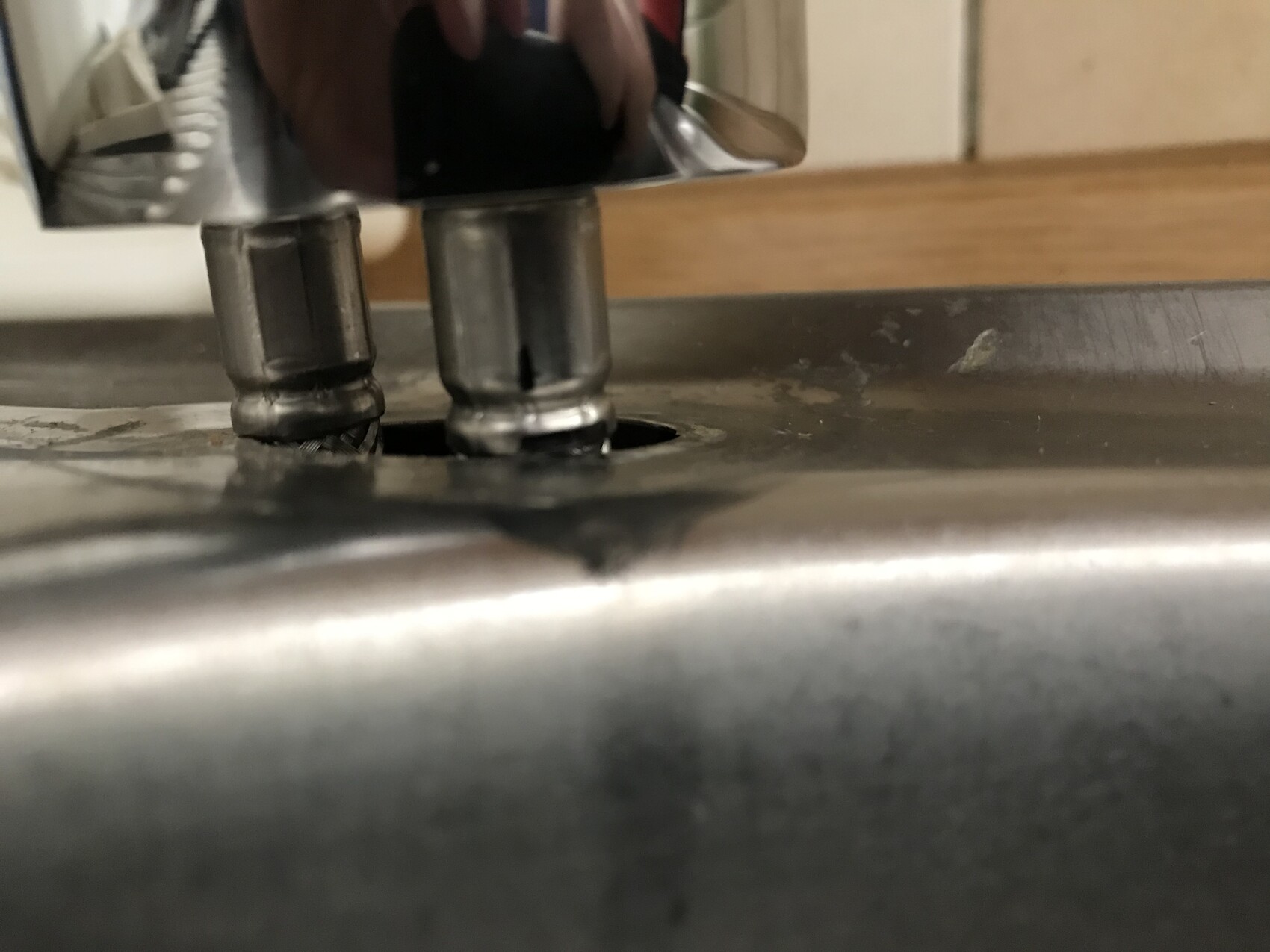 Nahaufnahme eines Edelstahl-Spülbecken-Abflusses mit Montageringen