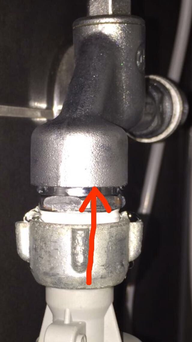Sanitärventil unter Waschbecken, metallische Verbindung sichtbar