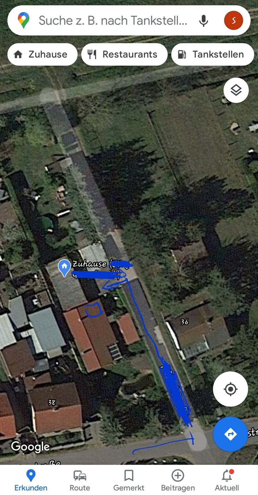 Satellitenbild eines Wohnviertels mit blauer Markierung der Route zum Haus.