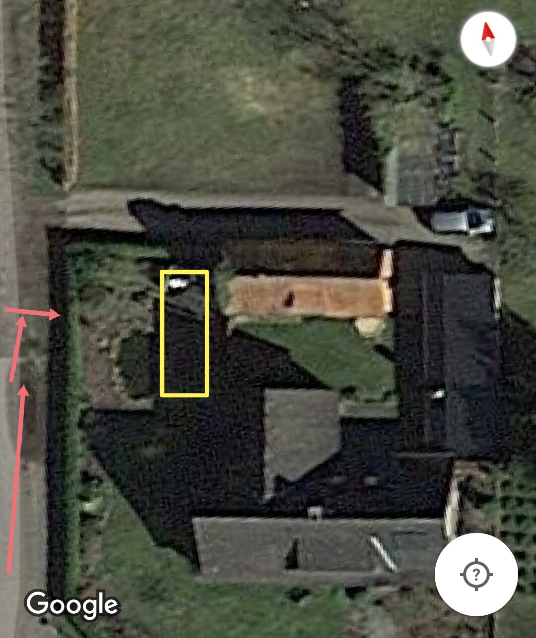 Luftaufnahme eines Hauses von oben mit Dach und Grundstück.