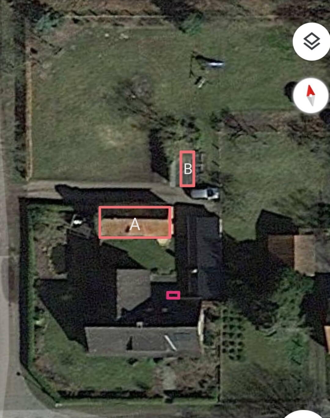 Satellitenbild: A = großes Dach-Rechteck; B = kleines Rechteck neben Auto.