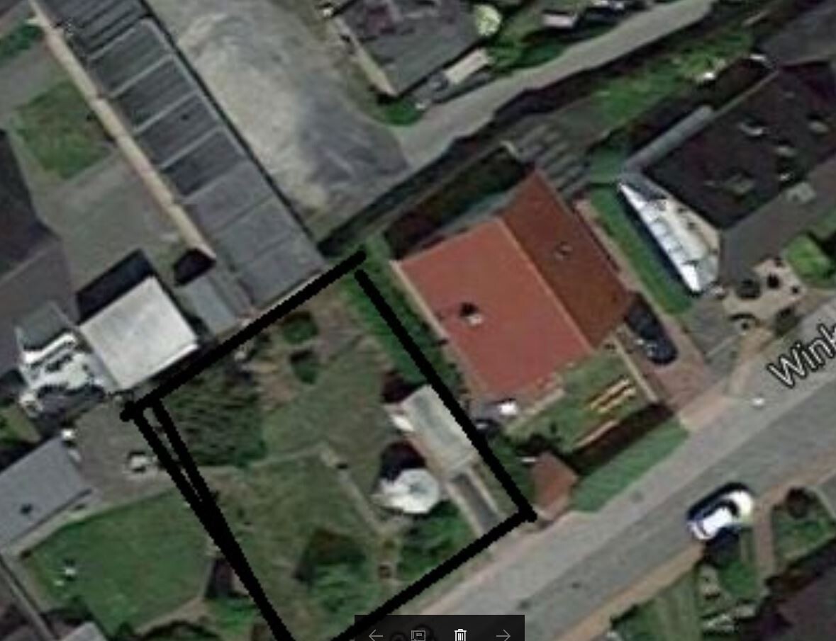 Satellitenbild eines Grundstücks mit rotem Haus, Garten und angrenzenden Nachbarn.