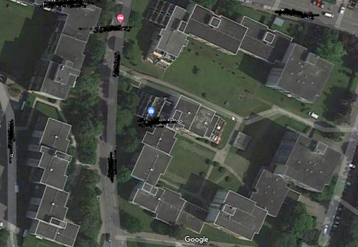 Luftbild eines Wohnkomplexes mit Innenhöfen, Wegen und Grünflächen aus Vogelperspektive.