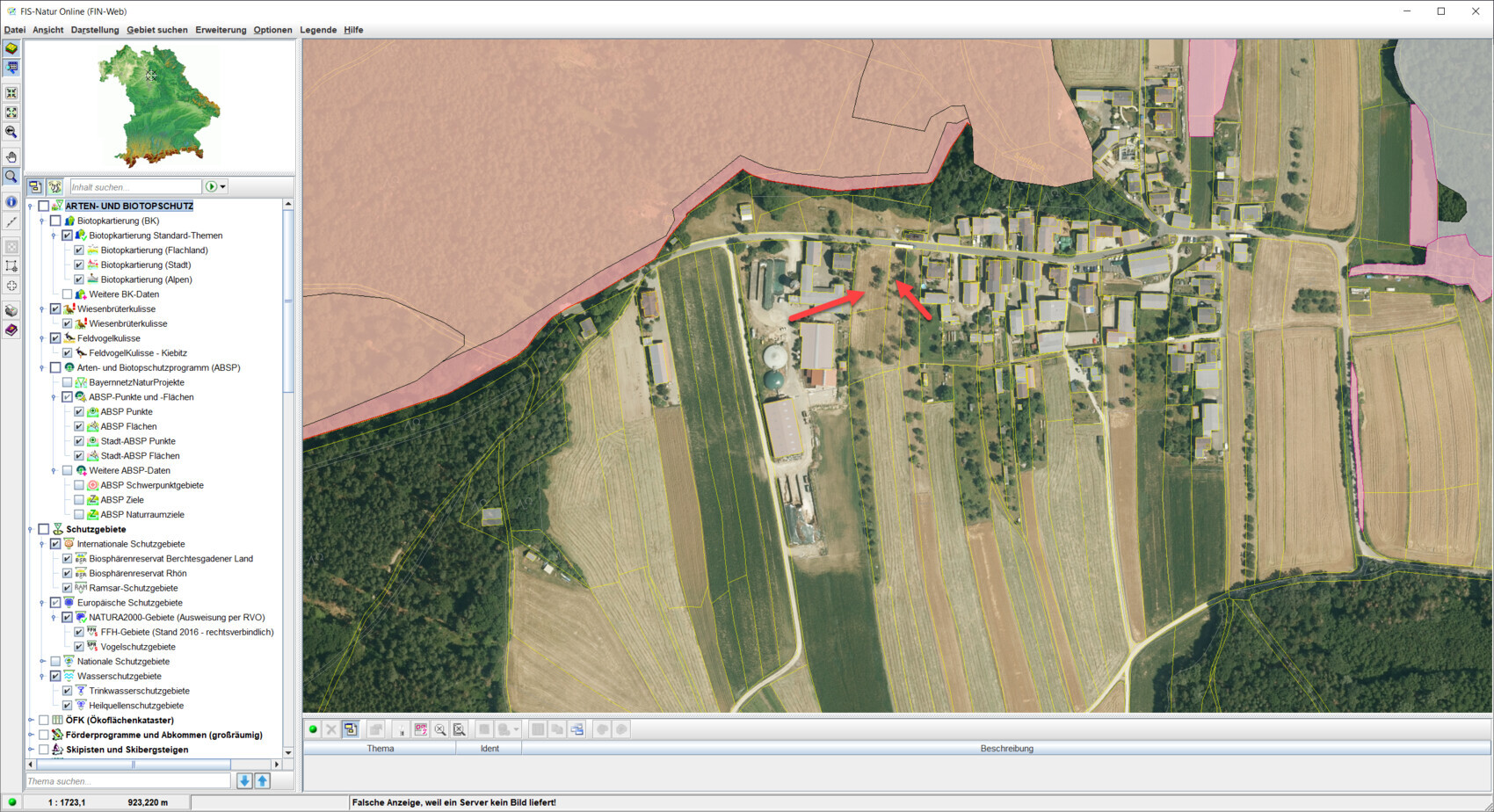Luftbild eines Dorfes mit Feldern und Parzellenmarkierungen in einer GIS-Karte