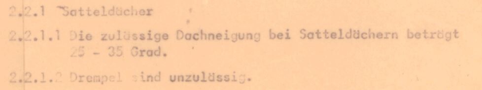 Bauvorschrift: zulässige Dachneigung bei Satteldächern 25–35°, Drempel unzulässig.