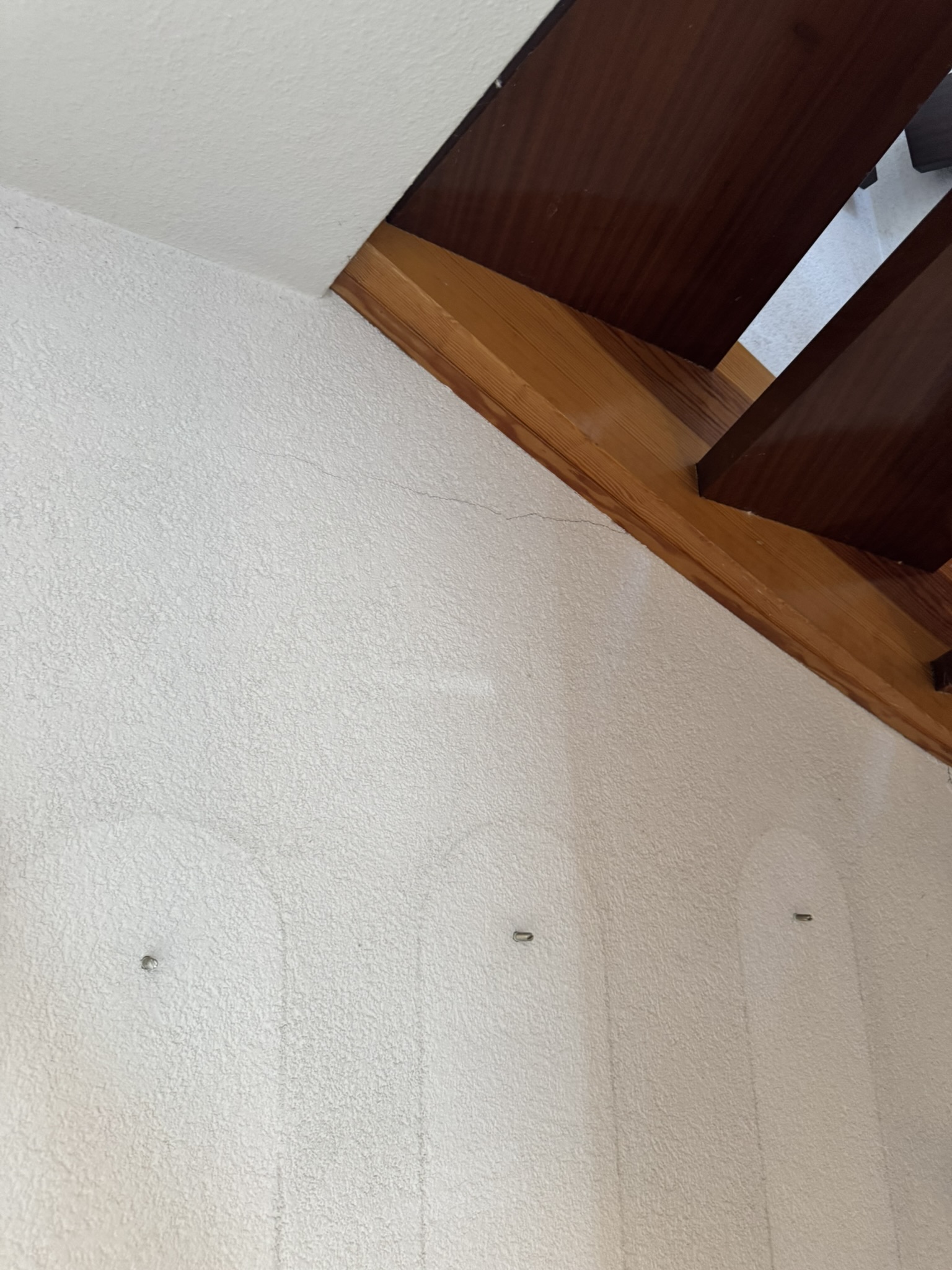 schadhafte-wand-mit-rissen-und-holzbalken-im-haus.JPEG