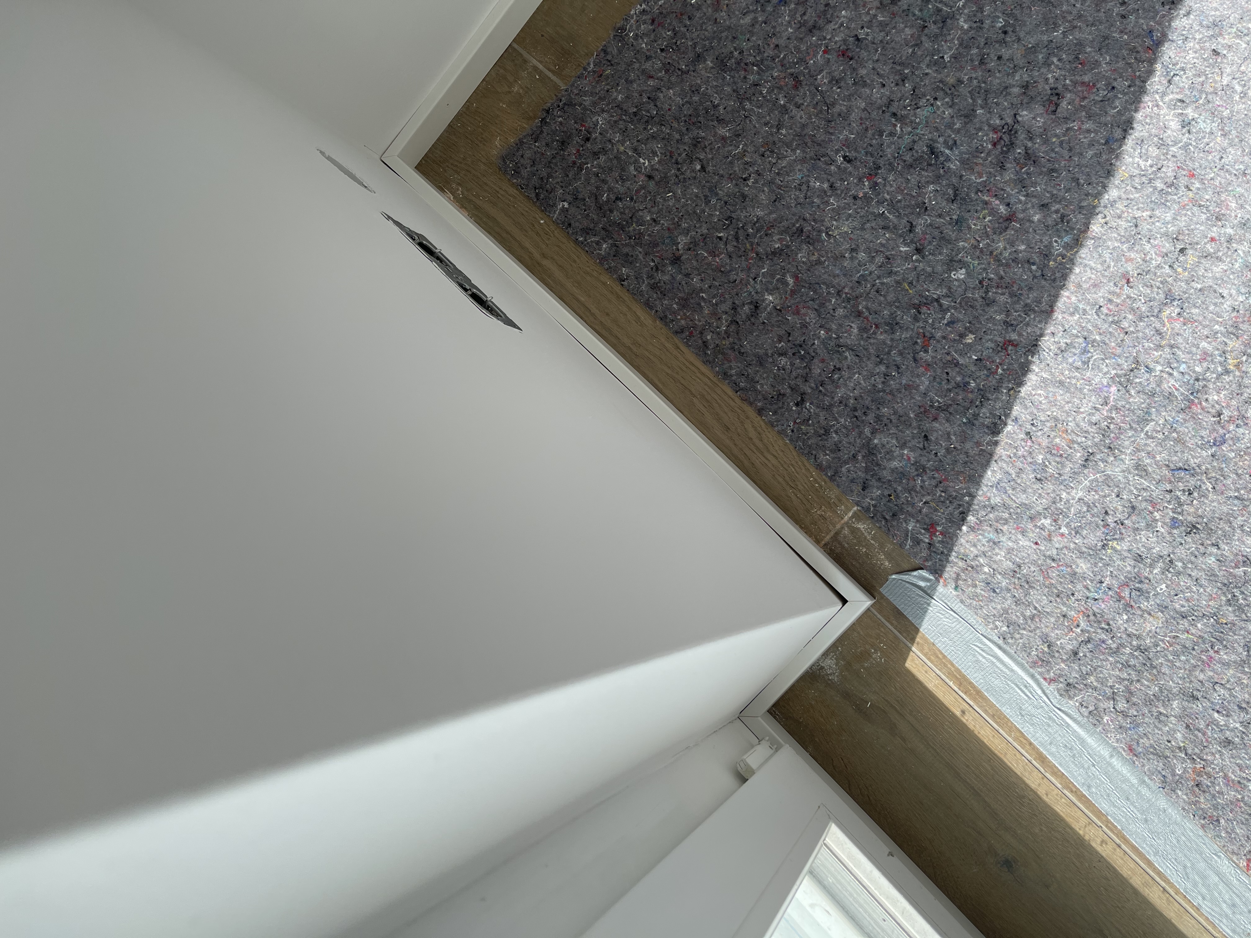 schiefe-waende-abstand-sockelleisten-492840-1.jpg