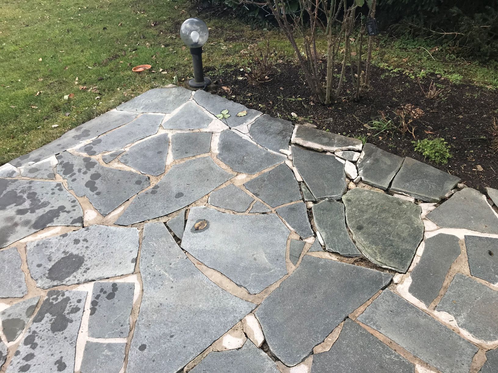 schieferplatten-auf-terrasse-sind-lose-wie-ankleben-und-verfugen-374550-2.JPG