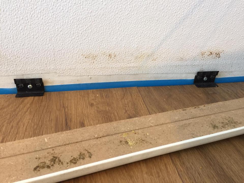 schimmel-in-den-sockelleisten-fussleisten-284756-1.jpg