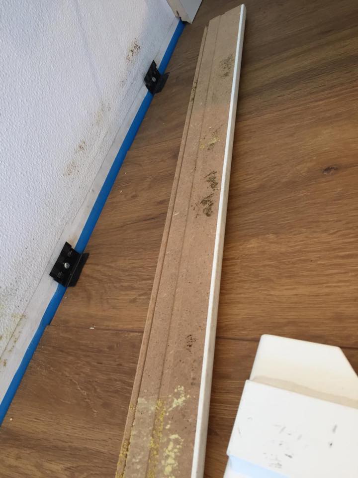 schimmel-in-den-sockelleisten-fussleisten-284756-3.jpg
