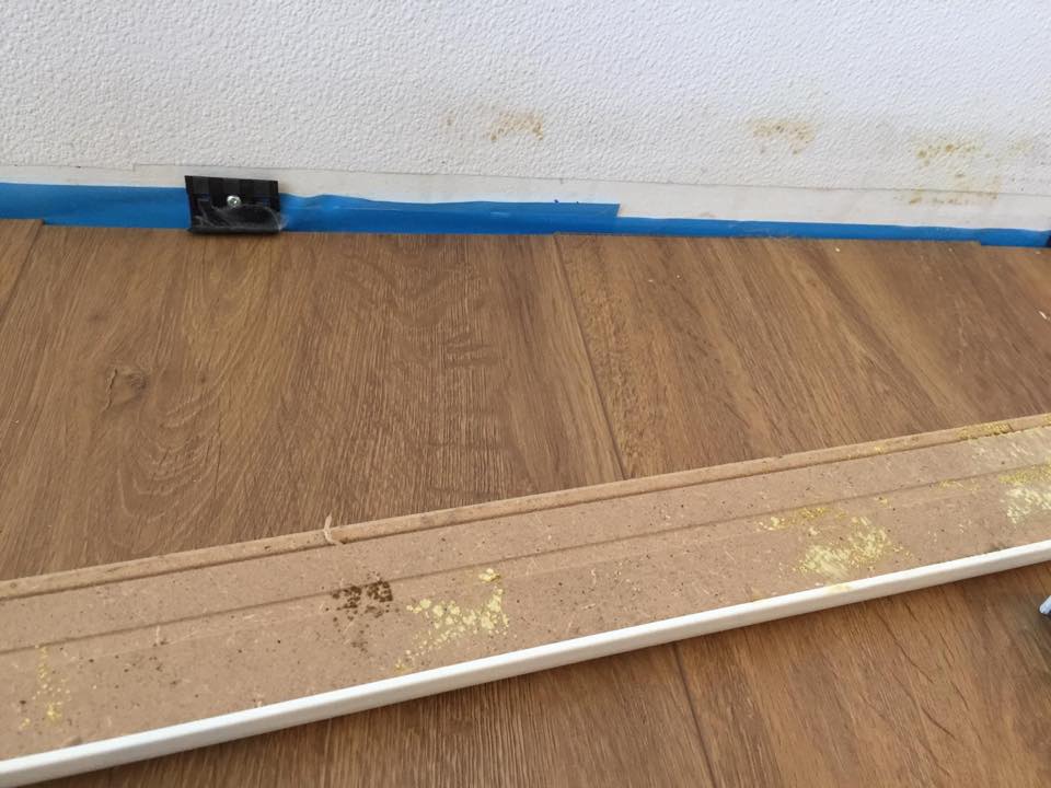 schimmel-in-den-sockelleisten-fussleisten-284756-5.jpg