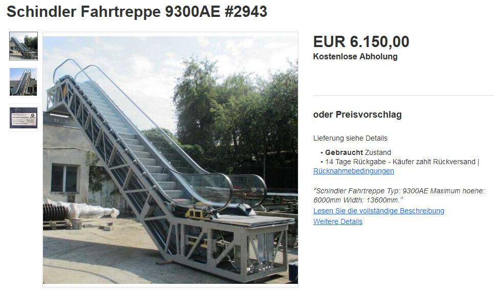 Fahrtreppe aus Metall mit Geländern, schräg aufwärts, Hintergrund mit Bäumen.
