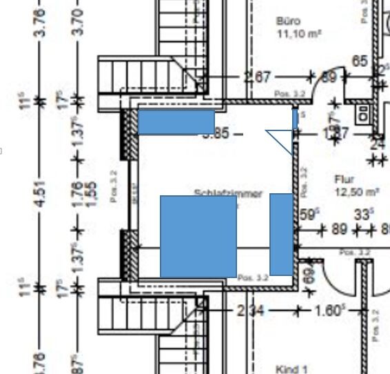 Grundriss eines Hauses mit Schlafzimmer, zwei blaue Möbelstücke im Raum, umliegende Flure.