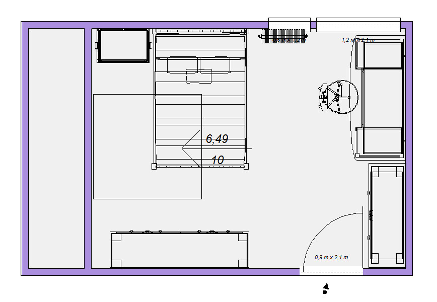 Grundriss eines Zimmers: Bett in Mitte, links Schrank, rechts Sofa mit Tisch, Tür unten rechts.