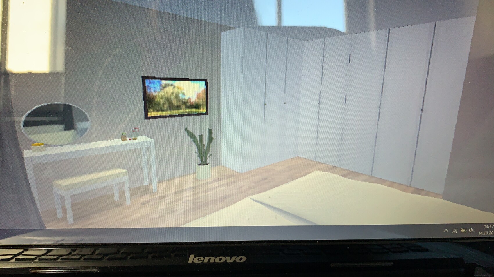 Kleines Schlafzimmer mit weißem Tisch und Stuhl, Spiegel, Pflanze, Fernsehbild und Kleiderschränken.
