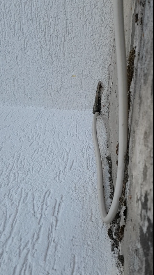 schlitz-in-aussenwand-fuer-kabel-ueber-vordach-verputzen-580370-2.png