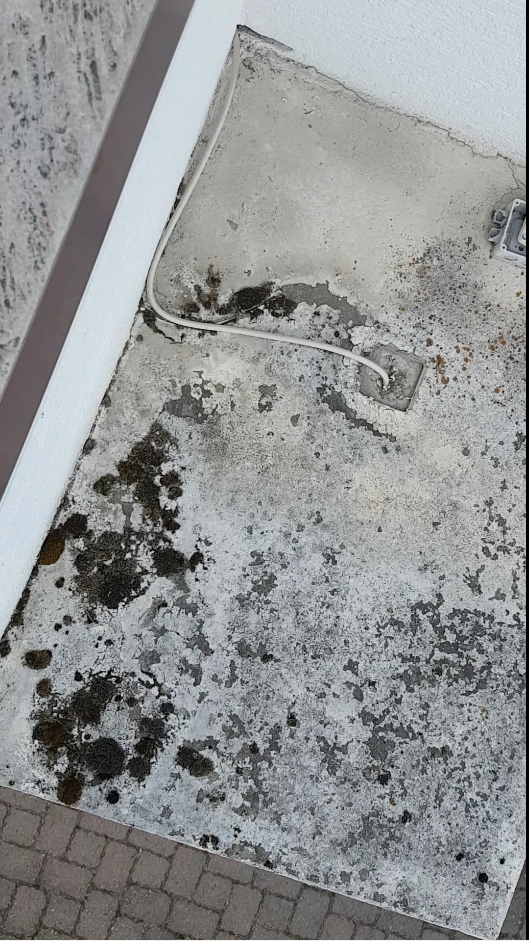 schlitz-in-aussenwand-fuer-kabel-ueber-vordach-verputzen-580370-5.png