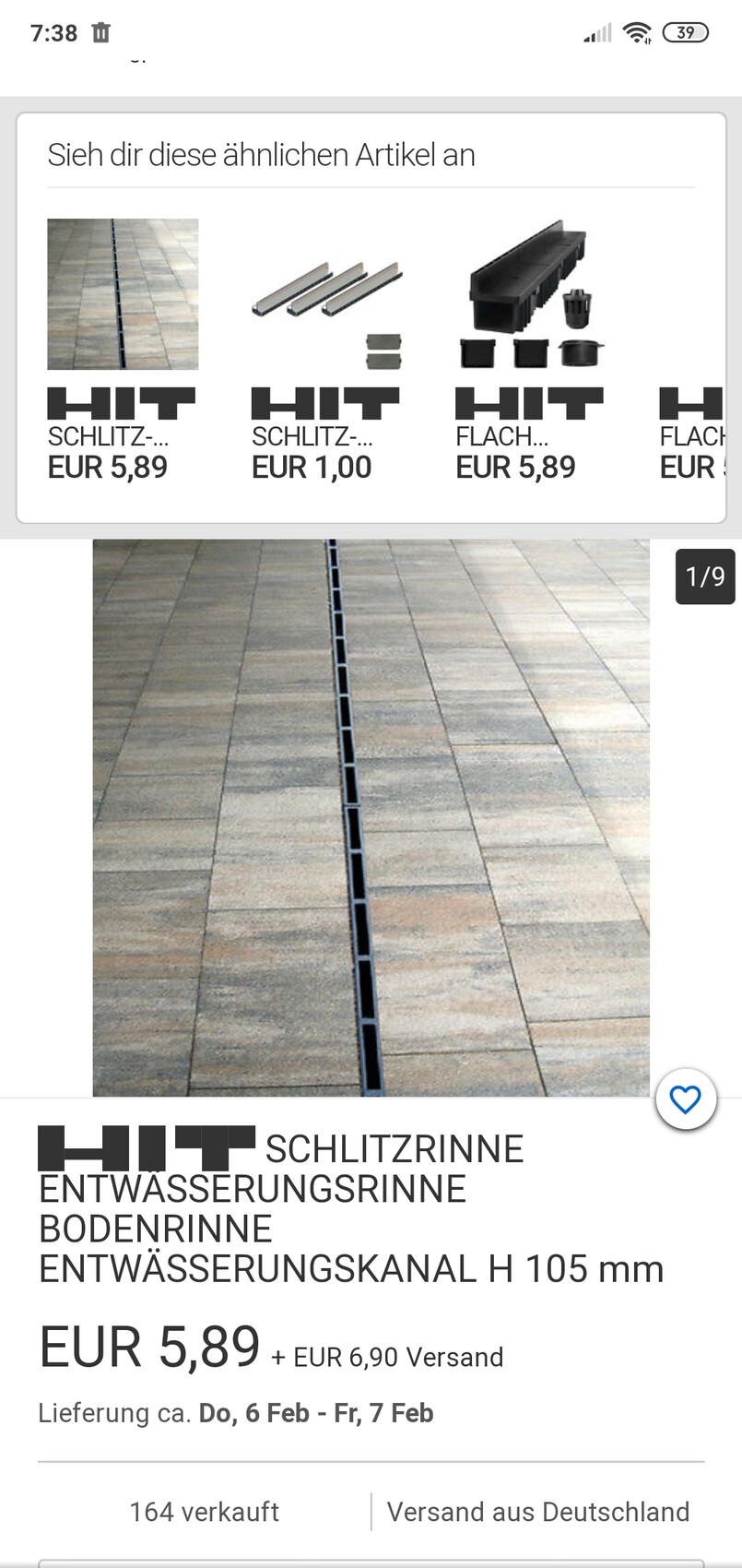 Schlitzrinne im Boden einer gepflasterten Terrasse, schmaler schwarzer Entwässerungskanal