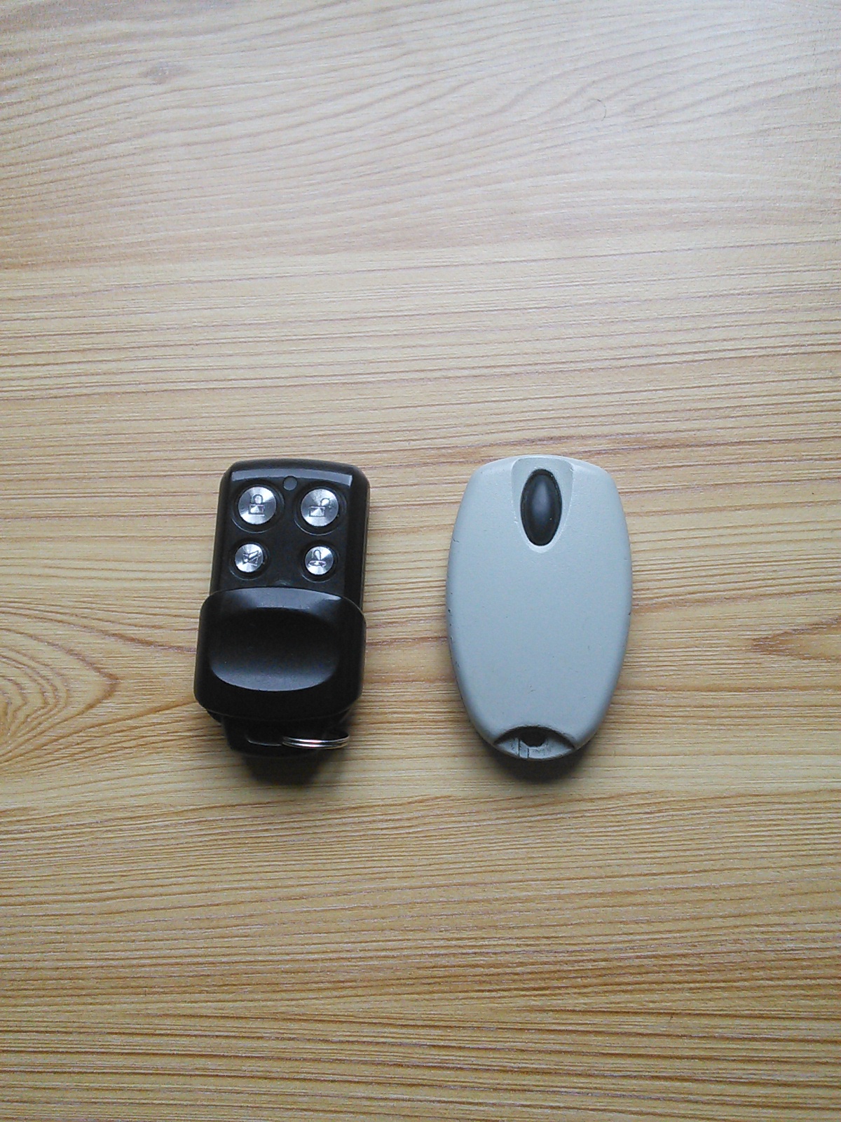 schluessel-fernbedienung-grau-schwarz-holzoberflaeche.jpg