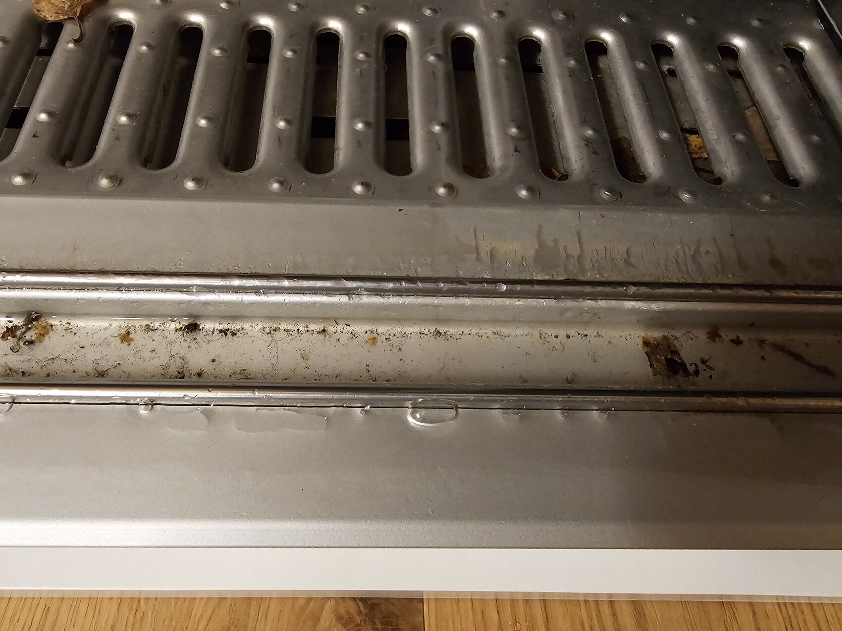 Backofen mit schmutzigem Grillrost und Fettflecken.