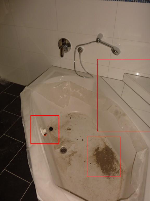 schmutziges-bad-mit-badewanne-armaturen-und-fliesen-unter-bauarbeiten.JPG