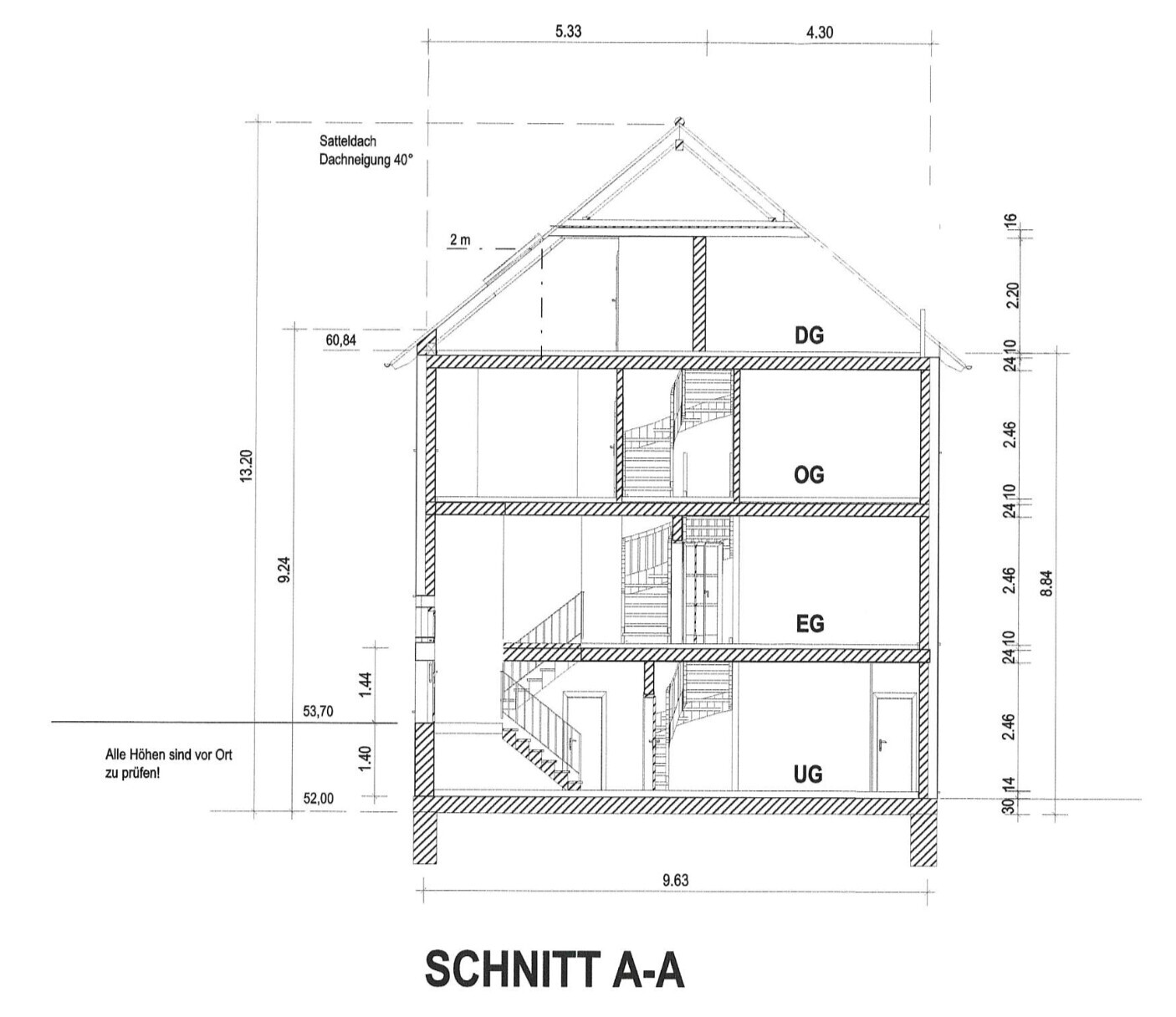 Schnitt A-A eines Hauses mit UG, EG, OG, DG, Treppenhaus und Dachneigung 40°